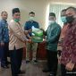 Kakan Kemenag Tanah datar H. Syahrul menyerahkan cindera mata kepada Rekto IAIN Bukittinggi yang diwakili direktur pasca sarjana Dr.Ghazali.MA.