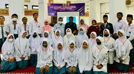 terlihat para peserta pelatihan bersama kepala MAN 2 Tanah Datar drs.Sabrimen para narasumber foto bersama.