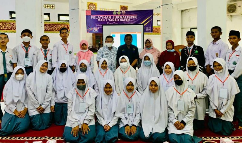 terlihat para peserta pelatihan bersama kepala MAN 2 Tanah Datar drs.Sabrimen para narasumber foto bersama.