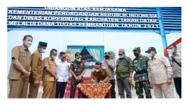 Bupati Tanah Datar menandatangani prasasti peresmian pasar sumanik salimpaung.

