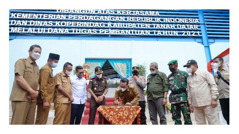 Bupati Tanah Datar menandatangani prasasti peresmian pasar sumanik salimpaung.

