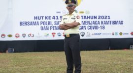 Seragam Satuan Pengamanan (Satpam) warna krem dikenalkan dalam acara HUT ke-41 Satpam di Lapangan Bhayangkara, Mabes Polri, Jakarta, Rabu (2/2/2022). Kepolisian Negara Republik Indonesia (Polri) mengubah warna seragam Satuan Pengamanan (Satpam) dari warna cokelat muda ke warna krem.