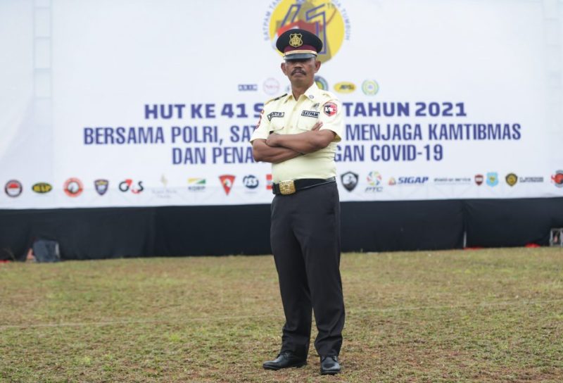 Seragam Satuan Pengamanan (Satpam) warna krem dikenalkan dalam acara HUT ke-41 Satpam di Lapangan Bhayangkara, Mabes Polri, Jakarta, Rabu (2/2/2022). Kepolisian Negara Republik Indonesia (Polri) mengubah warna seragam Satuan Pengamanan (Satpam) dari warna cokelat muda ke warna krem.
