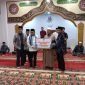 Bupati Tanah Datar Eks Putra menyerahkan bantuan pembangunan Masjid Baiturahim Kubang Landai.