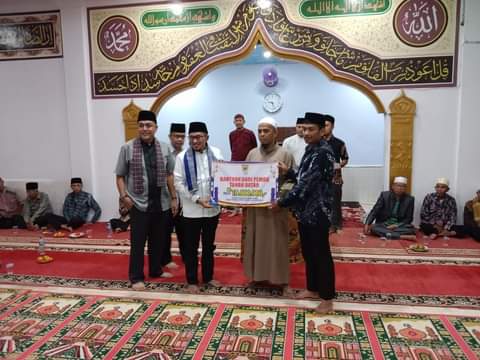 
 Bupati Tanah Datar Eks Putra menyerahkan bantuan pembangunan Masjid Baiturahim Kubang Landai.