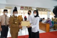 bupati Tanah datar Eka Putra menyerahkan SK CPNS kemarin.