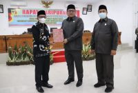 Bupati Tanah Datar Eka Putra menyerahkan nota Ranperda Pelaksanaan APBD tahin anggaran 2021

