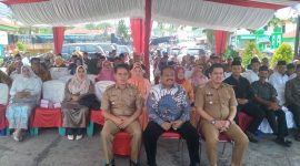 Anggota DPRD Sumatera Barat Ir Akadius Dt Intan Bano berfoto bersama peserta yang berasal  dari lima kecamatan foto bersama dengan Arkadius dan camat.

