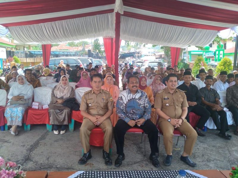 Anggota DPRD Sumatera Barat Ir Akadius Dt Intan Bano berfoto bersama peserta yang berasal  dari lima kecamatan foto bersama dengan Arkadius dan camat.

