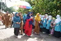 Tim penilai disambut meriah.
