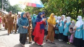 Tim penilai disambut meriah.
