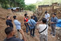 Bupati Tanah Datar Eka Putra meninjau pembangunan jembatan kelambu.