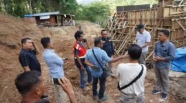 Bupati Tanah Datar Eka Putra meninjau pembangunan jembatan kelambu.