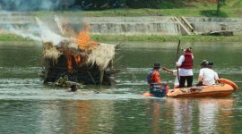 Bupati Tanah Datar Eka Putra membakar jerami ditengah talago biru atar tanda diresmikannya festival talago biru.