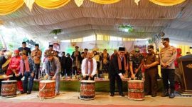 Wamen Naker RI Afriansyah,Bupati Tanah Datar Eka Putra dan Forkopinda memukul Gendang tanda dibukanya Jelajah Wisata Pesona Pagaruyung.