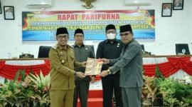 Bupati Tanah Datar Eka Putra serahkan nota  3 Ranperda.
