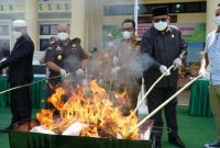 Kejaksaan Negeri Tanah Datar lakukan pemusnahan barang bukti.