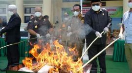 Kejaksaan Negeri Tanah Datar lakukan pemusnahan barang bukti.