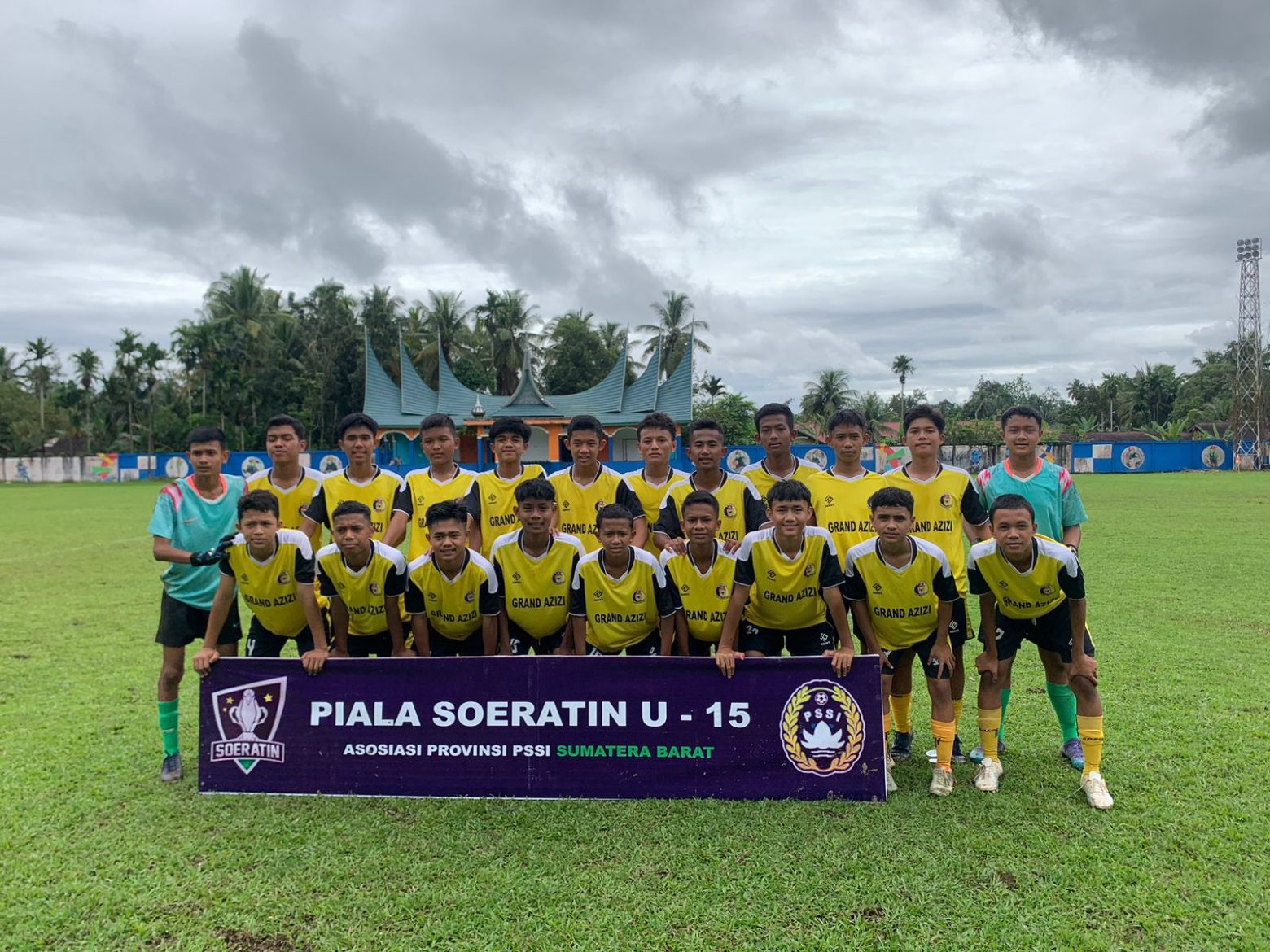 Para pemain PSBS Batusangkar U-15 saat bertanding di lapangan Sungai Sariak Pariaman.
