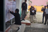 Ketua Bawaslu Tanah Datar Hamdan menanda tangani deklarasi Pemilu damai.

