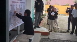 Ketua Bawaslu Tanah Datar Hamdan menanda tangani deklarasi Pemilu damai.

