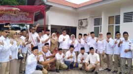 Ketua DPC Gerindra Tanah Datar H.Roni Mulyadi dt Bungsu bersama para kadernya
