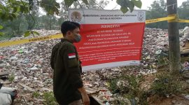 Banner Peringatan dan Petugas KLHK