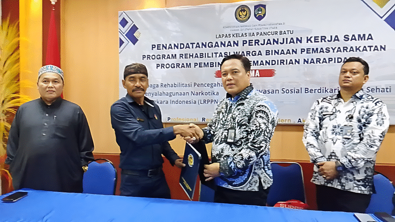 Image :  Penandatangan MUO dan penyerahan Yayasan berdikari sehati dengan Kepala Lapas Kls II A Pancur Batu