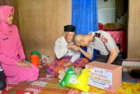 Teks foto : Calon Perwira Azan Fujiyanto SH,MH cium tangan lansia setelah berikan bantuan sembako