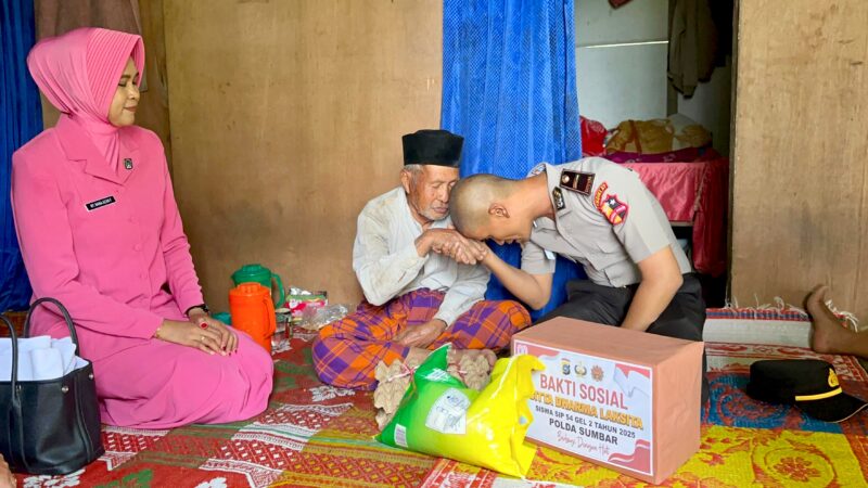 Teks foto : Calon Perwira Azan Fujiyanto SH,MH cium tangan lansia setelah berikan bantuan sembako