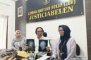 Ketua LBH Justiciabelen Leon Simon didampingi Kuasa Hukum memperlihatkan hasil pemeriksaan medis terkait kasus perundungan.