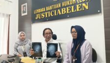 Ketua LBH Justiciabelen Leon Simon didampingi Kuasa Hukum memperlihatkan hasil pemeriksaan medis terkait kasus perundungan.
