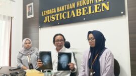 Ketua LBH Justiciabelen Leon Simon didampingi Kuasa Hukum memperlihatkan hasil pemeriksaan medis terkait kasus perundungan.
