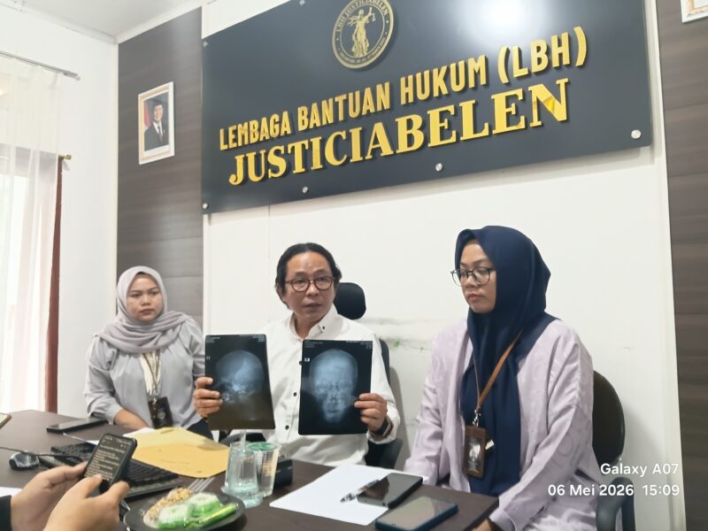 Ketua LBH Justiciabelen Leon Simon didampingi Kuasa Hukum memperlihatkan hasil pemeriksaan medis terkait kasus perundungan.