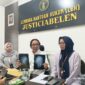 Ketua LBH Justiciabelen Leon Simon didampingi Kuasa Hukum memperlihatkan hasil pemeriksaan medis terkait kasus perundungan.