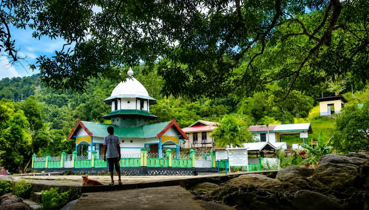 Masjid pertama dan tertua di tanah Papua adalah Masjid Tua Patimburak yang dibangun pada tahun 1870.