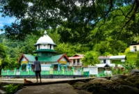 Masjid pertama dan tertua di tanah Papua adalah Masjid Tua Patimburak yang dibangun pada tahun 1870.