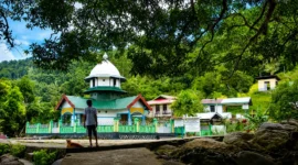 Masjid pertama dan tertua di tanah Papua adalah Masjid Tua Patimburak yang dibangun pada tahun 1870.