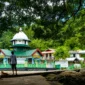 Masjid pertama dan tertua di tanah Papua adalah Masjid Tua Patimburak yang dibangun pada tahun 1870.